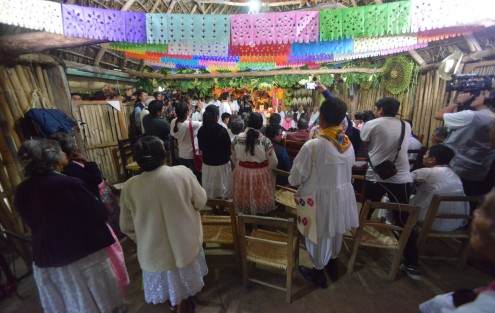 El ritual de inauguración de la Cumbre Tajín inicia en la Casa de los Abuelos, donde el gobernador Cuitláhuac García Jiménez presentó sus respetos y escuchó los consejos de los sabiduría ancestral totonaca. 