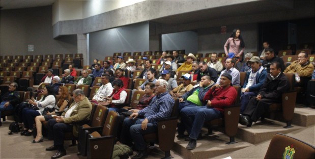 En el auditorio del Congreso del Estado se llevó a cabo una asamblea de galleros, quienes buscan nuevamente sea permitida esta actividad en Veracruz, ya que la legislatura anterior la dejó en el Limbo, al no ser publicada en la Gaceta. Los diputados no estuvieron presentes.