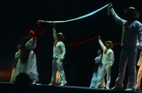 El famoso espectáculo internacional <em>Jarocho</em> hizo su presentación estelar en la primera noche de Cumbre Tajín, Festival de la Identidad, que este miércoles inició sus actividades culturales y artísticas en el parque temático Takilhsukut. 
