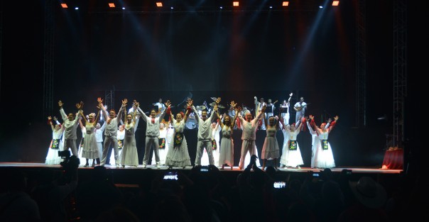 El famoso espectáculo internacional <em>Jarocho</em> hizo su presentación estelar en la primera noche de Cumbre Tajín, Festival de la Identidad, que este miércoles inició sus actividades culturales y artísticas en el parque temático Takilhsukut. 