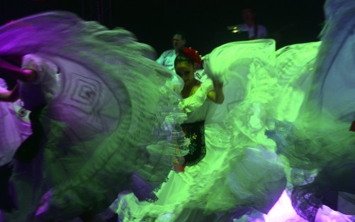 El famoso espectáculo internacional <em>Jarocho</em> hizo su presentación estelar en la primera noche de Cumbre Tajín, Festival de la Identidad, que este miércoles inició sus actividades culturales y artísticas en el parque temático Takilhsukut. 