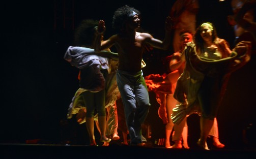 El famoso espectáculo internacional <em>Jarocho</em> hizo su presentación estelar en la primera noche de Cumbre Tajín, Festival de la Identidad, que este miércoles inició sus actividades culturales y artísticas en el parque temático Takilhsukut. 