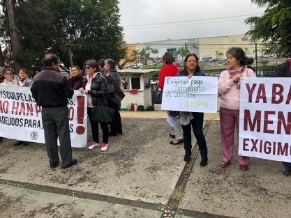 Manifestantes en la entrada de las oficinas centrales de la SEV. 