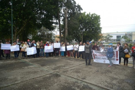 Manifestantes en la entrada de las oficinas centrales de la SEV. 