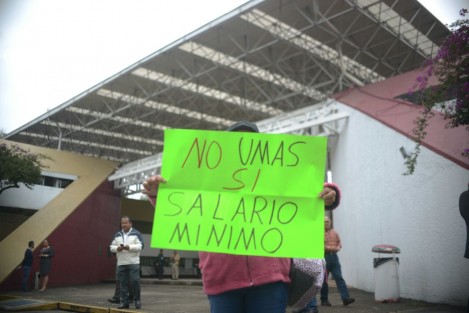 Manifestantes en la entrada de las oficinas centrales de la SEV. 