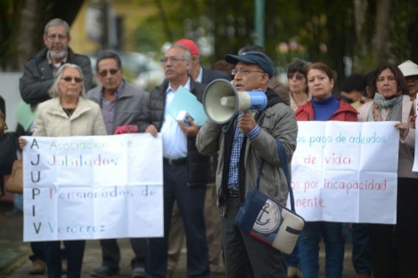 Manifestantes en la entrada de las oficinas centrales de la SEV. 