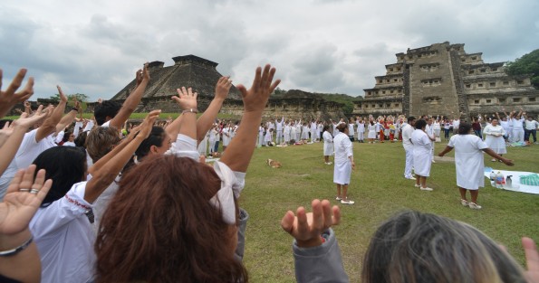 Cientos de personas vestidas de blanco han acudido a la zona arqueológica de El Tajín para cargarse de energía, precisamente en el lugar más emblemático: frente a la Pirámide de Los Nichos. 