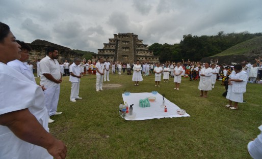 Cientos de personas vestidas de blanco han acudido a la zona arqueológica de El Tajín para cargarse de energía, precisamente en el lugar más emblemático: frente a la Pirámide de Los Nichos. 