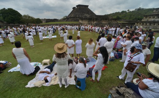 Cientos de personas vestidas de blanco han acudido a la zona arqueológica de El Tajín para cargarse de energía, precisamente en el lugar más emblemático: frente a la Pirámide de Los Nichos. 