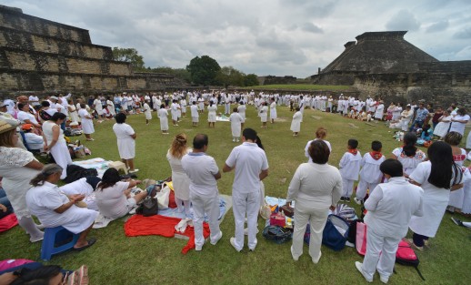 Cientos de personas vestidas de blanco han acudido a la zona arqueológica de El Tajín para cargarse de energía, precisamente en el lugar más emblemático: frente a la Pirámide de Los Nichos. 