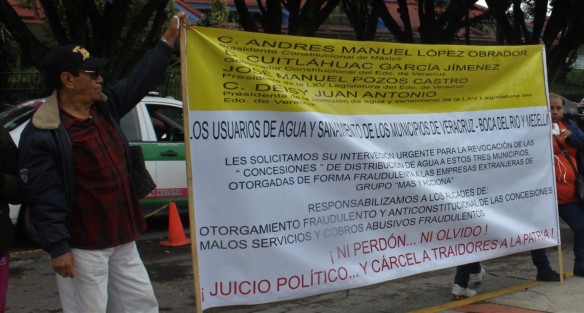 Representantes de diversas organizaciones y asociaciones civiles, se manifestaron frente a Palacio Legislativo inconformes por las deficiencias y abusos cometidos, en la prestación de sus servicios, por el Grupo Más (Grupo Metropolitano de Agua y Saneamiento, SAPI de C.V.) en los municipios de Veracruz, Boca del Río y Medellín.  Fueron atendidos por la diputada Margarita Corro Mendoza. 