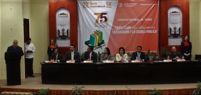 En el auditorio Sebastián Lerdo de Tejada , del Congreso del Estad, se llevó a cabo el foro <em>Legislación para el fortalecimiento de la educación y escuela pública</em>, convocado por las secciones 32 y 56 del Sindicato Nacional de Trabajadores de la Educación (SNTE).
  