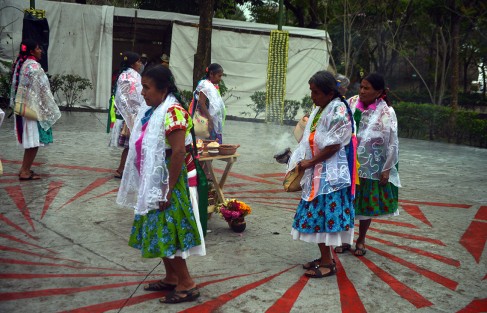 Danzantes de diferentes partes del país y del estado comparten con los visitantes sus tradiciones; a pesar de la lluvia todos se mantuvieron atentos a los diferentes bailes presentados.