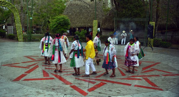 Danzantes de diferentes partes del país y del estado comparten con los visitantes sus tradiciones; a pesar de la lluvia todos se mantuvieron atentos a los diferentes bailes presentados.
