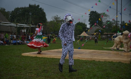 Danzantes de diferentes partes del país y del estado comparten con los visitantes sus tradiciones; a pesar de la lluvia todos se mantuvieron atentos a los diferentes bailes presentados.