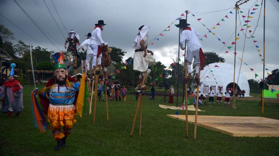 Danzantes de diferentes partes del país y del estado comparten con los visitantes sus tradiciones; a pesar de la lluvia todos se mantuvieron atentos a los diferentes bailes presentados.