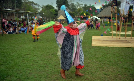 Danzantes de diferentes partes del país y del estado comparten con los visitantes sus tradiciones; a pesar de la lluvia todos se mantuvieron atentos a los diferentes bailes presentados.