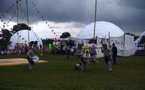 Danzantes de diferentes partes del país y del estado comparten con los visitantes sus tradiciones; a pesar de la lluvia todos se mantuvieron atentos a los diferentes bailes presentados.