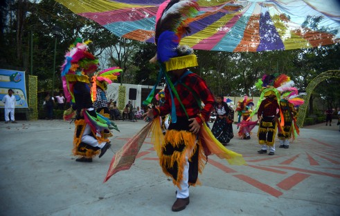 Danzantes de diferentes partes del país y del estado comparten con los visitantes sus tradiciones; a pesar de la lluvia todos se mantuvieron atentos a los diferentes bailes presentados.