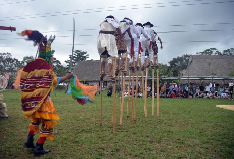 Danzantes de diferentes partes del país y del estado comparten con los visitantes sus tradiciones; a pesar de la lluvia todos se mantuvieron atentos a los diferentes bailes presentados.