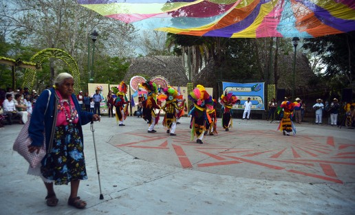 Danzantes de diferentes partes del país y del estado comparten con los visitantes sus tradiciones; a pesar de la lluvia todos se mantuvieron atentos a los diferentes bailes presentados.