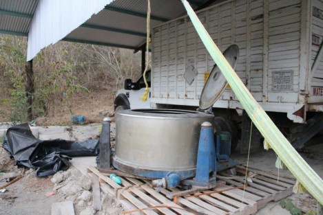 Elementos de la Secretaría de Seguridad Pública (SSP) desmantelaron un narcolaboratorio y una bodega en las inmediaciones de la localidad Las Mesillas, municipio de Tlalixcoyan, donde hallaron objetos relacionados con la producción de la droga sintética conocida como cristal.