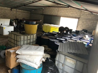 Elementos de la Secretaría de Seguridad Pública (SSP) desmantelaron un narcolaboratorio y una bodega en las inmediaciones de la localidad Las Mesillas, municipio de Tlalixcoyan, donde hallaron objetos relacionados con la producción de la droga sintética conocida como cristal.
