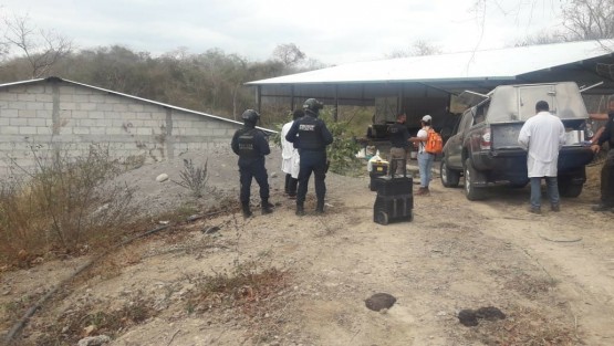 Elementos de la Secretaría de Seguridad Pública (SSP) desmantelaron un narcolaboratorio y una bodega en las inmediaciones de la localidad Las Mesillas, municipio de Tlalixcoyan, donde hallaron objetos relacionados con la producción de la droga sintética conocida como cristal.