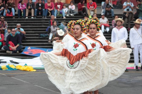 Movimientos y colectivos en defensa del agua realizaron el Carnaval del Agua en Plaza Lerdo para conmemorar el Día Mundial del Agua y exigir al gobierno federal echar atrás el decreto que durante la administración pasada levantó las vedas de las cuencas hidrológicas, dando pie a proyectos que afectan a las mismas y a las comunidades que dependen directamente de ellas. 