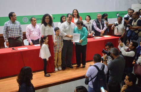 Hasta la una de la tarde se habían registrado seis candidatos. El primero fue Adolfo Jesús Rodríguez Arana quien acudió en compañía de su familia y Rosa Luna. La segunda Norma Prisilia quien se hizo acompañar por luchadores y deportistas xalapeños; le siguió  Damara Isabel Gómez Morales en compañía de Elijio. Saira Yadoc Castillo  con apenas unos seguidores también presentó registro.  