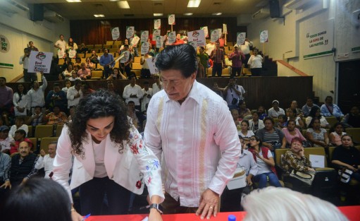 Hasta la una de la tarde se habían registrado seis candidatos. El primero fue Adolfo Jesús Rodríguez Arana quien acudió en compañía de su familia y Rosa Luna. La segunda Norma Prisilia quien se hizo acompañar por luchadores y deportistas xalapeños; le siguió  Damara Isabel Gómez Morales en compañía de Elijio. Saira Yadoc Castillo  con apenas unos seguidores también presentó registro.  
