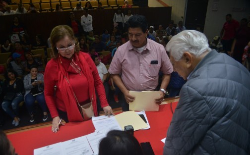 Hasta la una de la tarde se habían registrado seis candidatos. El primero fue Adolfo Jesús Rodríguez Arana quien acudió en compañía de su familia y Rosa Luna. La segunda Norma Prisilia quien se hizo acompañar por luchadores y deportistas xalapeños; le siguió  Damara Isabel Gómez Morales en compañía de Elijio. Saira Yadoc Castillo  con apenas unos seguidores también presentó registro.  