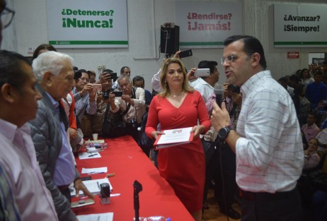 Carlos Aceves Mejía acompañado por Matilda Rodríguez fue la quinta en llegar.


Y por último y más puro estilo priísta llegó Marlon Ramírez quien previamente dio una conferencia de prensa y llegó caminado con acarreados y toda la cosa.