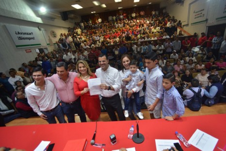Carlos Aceves Mejía acompañado por Matilda Rodríguez fue la quinta en llegar.


Y por último y más puro estilo priísta llegó Marlon Ramírez quien previamente dio una conferencia de prensa y llegó caminado con acarreados y toda la cosa.