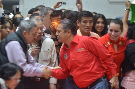 Carlos Aceves Mejía acompañado por Matilda Rodríguez fue la quinta en llegar.


Y por último y más puro estilo priísta llegó Marlon Ramírez quien previamente dio una conferencia de prensa y llegó caminado con acarreados y toda la cosa.