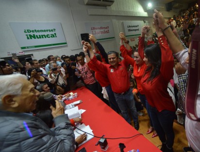  Y por último y más puro estilo priísta llegó Marlon Ramírez quien previamente dio una conferencia de prensa y llegó caminado con acarreados y toda la cosa.