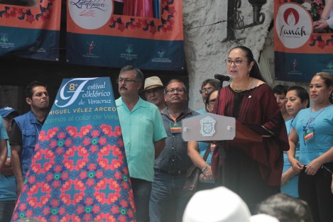 La Rectora de la Universidad Veracruzana, Sara Ladrón de Guevara, inauguró el  8° Festival Folklórico de Veracruz <em>Miguel Vélez Arceo</em>, el cual durante 15 días se desarrollará en diversos foros de Xalapa y otras localidades como Teocelo y Miahuatlán, entre otros, con la  participación de 66 grupos. 