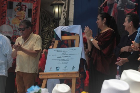 Durante la ceremonia también se develó la placa con la que se nombrará en adelante al Foro de la Casa del Lago UV, como Foro Miguel Vélez Arceo, en reconocimiento a la aportación a la cultura del fundador del Ballet Folkórico de la Universidad Veracruzana.  