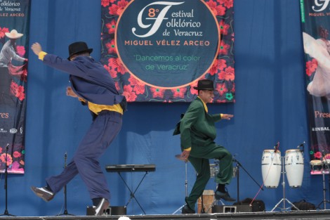 Con un opening colorido y lleno de ritmos alegres, en el que participaron decenas de bailarines de varios grupos, inició el 8° Festival Folklórico de Veracruz, Miguel Vélez Arceo en el Foro Miguel Vélez Arceo, de la Casa del Lago UV.  