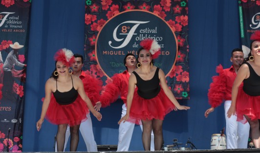 Con un opening colorido y lleno de ritmos alegres, en el que participaron decenas de bailarines de varios grupos, inició el 8° Festival Folklórico de Veracruz, Miguel Vélez Arceo en el Foro Miguel Vélez Arceo, de la Casa del Lago UV.  