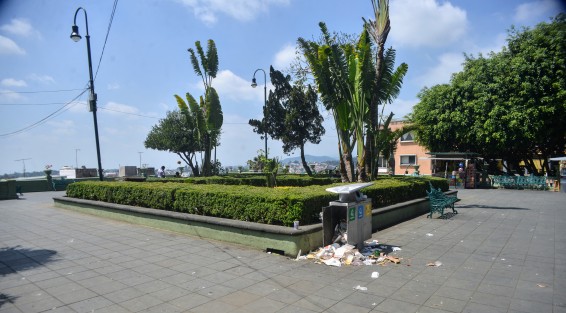 En varios puntos de la ciudad no ha sido recolectada la basura como ejemplo la colonia Rafael Hernández, Niños Héroes, Lomas de San Roque y otras incluso en el centro de la ciudad los contenedores lucieron llenos.
