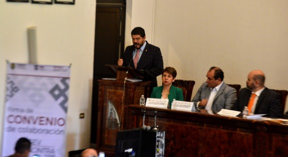 Zenyancen Escoba,r secretario de Educación; y Enoch Castellano, presidente nacional de la CANACINTRA, participaron en la firma de colaboración para el impulso y fortalecimiento del Modelo de Formación Dual.  