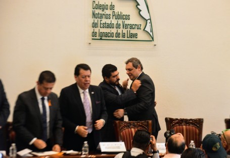 Zenyancen Escoba,r secretario de Educación; y Enoch Castellano, presidente nacional de la CANACINTRA, participaron en la firma de colaboración para el impulso y fortalecimiento del Modelo de Formación Dual.  