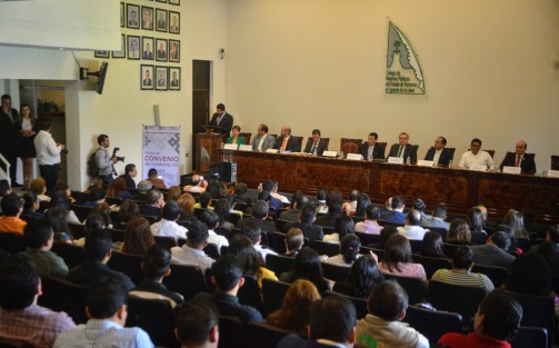 Zenyancen Escoba,r secretario de Educación; y Enoch Castellano, presidente nacional de la CANACINTRA, participaron en la firma de colaboración para el impulso y fortalecimiento del Modelo de Formación Dual.  