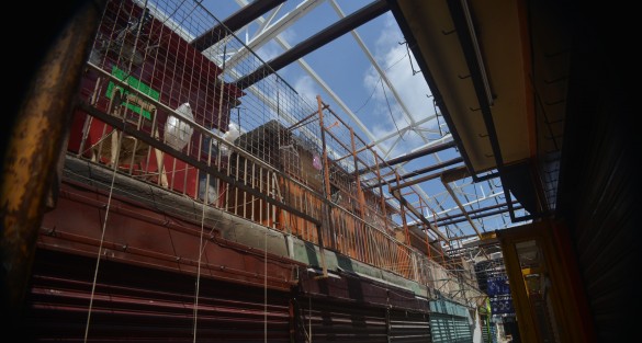 Así lucen las obras de remodelación del mercado Jáuregui; ya fue concluida la primera etapa del techado  y a decir de los trabajadores por ahora trabajan en la segunda etapa.