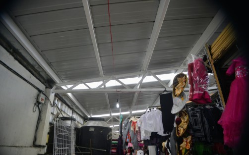 Así lucen las obras de remodelación del mercado Jáuregui; ya fue concluida la primera etapa del techado  y a decir de los trabajadores por ahora trabajan en la segunda etapa.