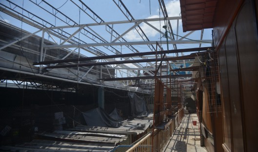Así lucen las obras de remodelación del mercado Jáuregui; ya fue concluida la primera etapa del techado  y a decir de los trabajadores por ahora trabajan en la segunda etapa.