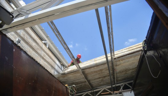 Así lucen las obras de remodelación del mercado Jáuregui; ya fue concluida la primera etapa del techado  y a decir de los trabajadores por ahora trabajan en la segunda etapa.