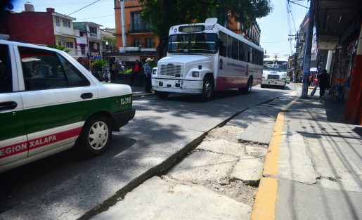Con las lluvias de los últimos días se hicieron más profundos los hundimientos de la calle Clavijero a la altura del Árbol; de plano ya ni los camiones usan ese carril para circular. 