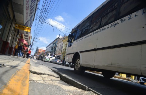 Con las lluvias de los últimos días se hicieron más profundos los hundimientos de la calle Clavijero a la altura del Árbol; de plano ya ni los camiones usan ese carril para circular. 